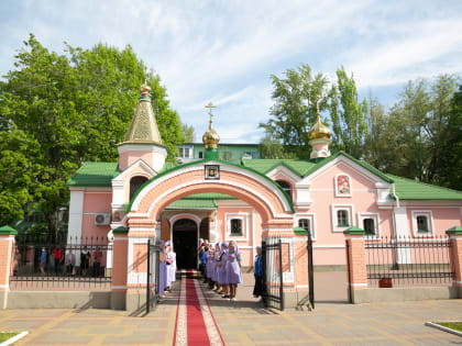 В день памяти великомученика Георгия Победоносца митрополит Ростовский и Новочеркасский Меркурий совершил Литургию в Георгиевском храме г. Ростова-на-Дону