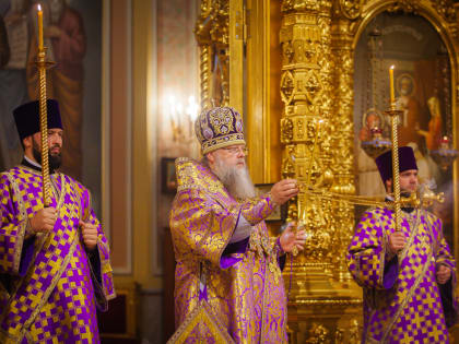 В канун Недели 17-й по Пятидесятнице митрополит Меркурий совершил всенощное бдение в Ростовском кафедральном соборе