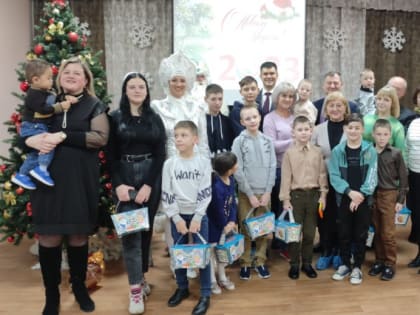 Елка приехала от железной дороги. Подарки и сладости привезли ребятам из детского дома ветераны Северо-Кавказской дирекции тяги.