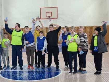 Депутат Павел Кузмин передал новогодние подарки детям с ОВЗ из футбольной команды «Комета» в Кировском районе Ростова