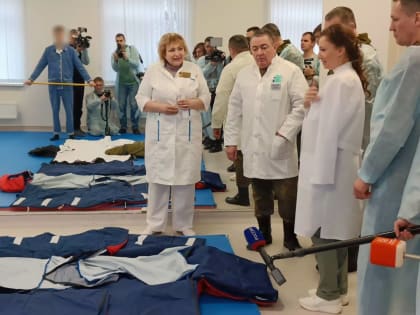 «Единая Россия» и фонд «Своих не бросаем» передали военному госпиталю в Ростове-на-Дону конверты для транспортировки раненых