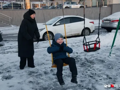 Всё началось с обычной простуды и ушиба: мама школьника рассказала, как болезнь сына изменила жизнь семьи — видео