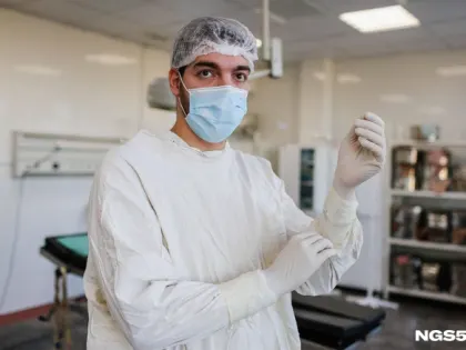 «Ты уже оперировал? Нет? Значит, готовься, сейчас будет первый раз». Молодой хирург — о пациентах и работе в неотложке