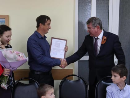 Роман Волошин вручил земельный сертификат многодетной семье Муляр