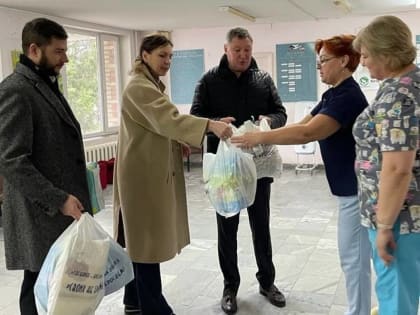 В Таганроге депутаты помогают молодой маме из Херсонской области