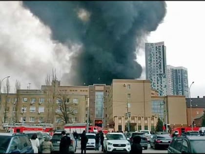 При пожаре в здании ФСБ в Ростове один человек погиб и двое пострадали