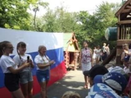 Центр занятости населения города Таганрога выступил организатором акции, посвященной Дню Государственного флага Российской Федерации