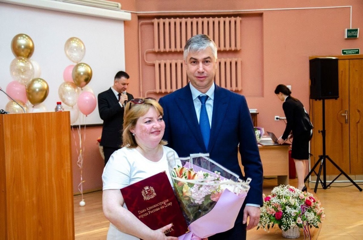 Персонал ростов. Награждение сотрудников. Награждение Иванова. Награждение медики. Награждение ко Дню медработников Адыгея.