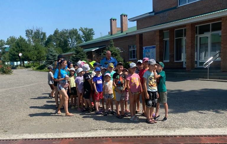 Безопасность в загородных лагерях. Загородный лагерь. Лагерь мир. Загородный лагерь для детей. Дети в лагере.