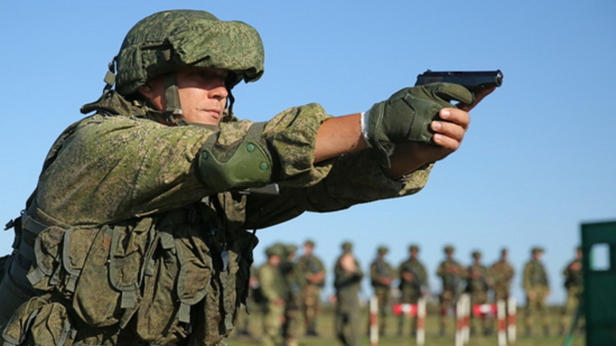 Привести в полную боевую готовность. Солдат Российской армии. Военнослужащие на учениях. Армия РФ учения.