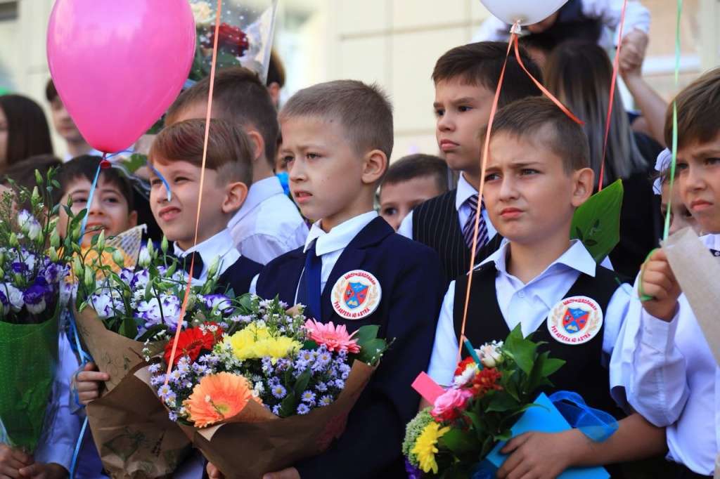 Школа номер 10 ростов. Школа 1 Ростов-на-Дону. Школа номер 1 Ростов. Фотосессия на 1 сентября первокласснику. Ученики ростовских школ.