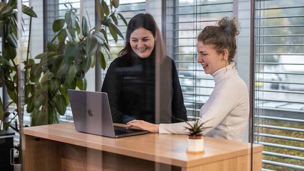 Zwei Mitarbeiterinnen von Sunlab am Stehtisch