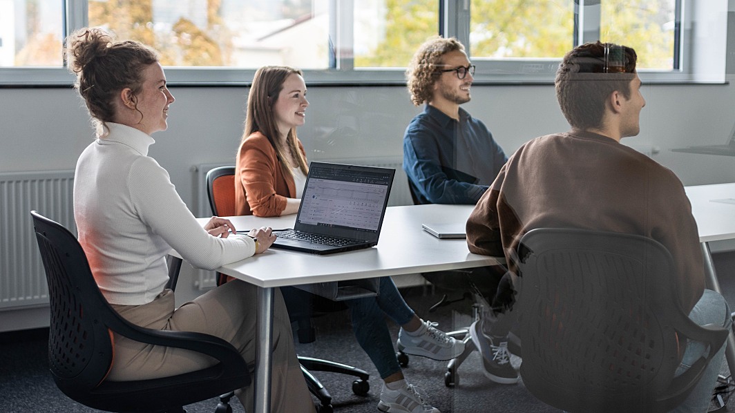 Vier Mitarbeiter von Sunlab im Meeting