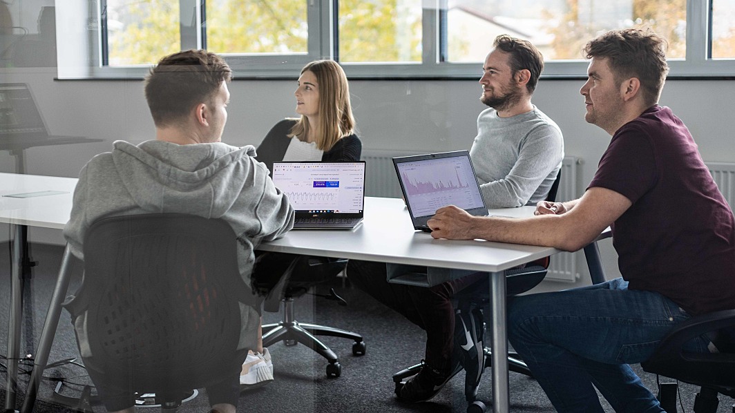 Vier Mitarbeiter von Sunlab im Meeting