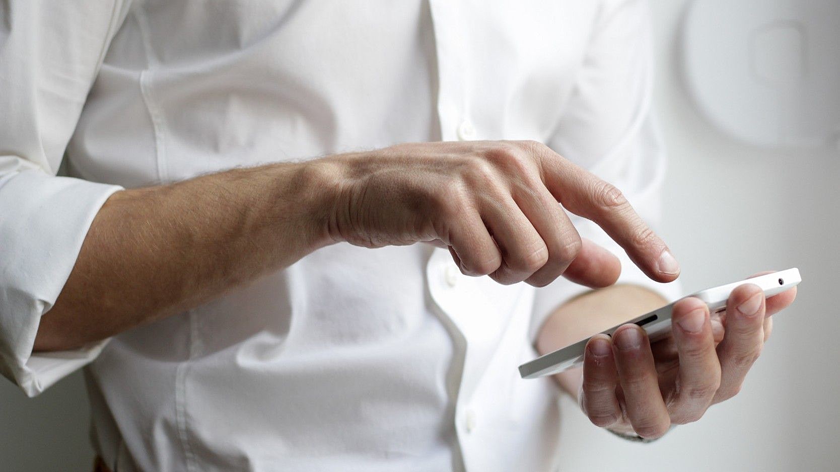 Ein Mann bedient sein Smartphone