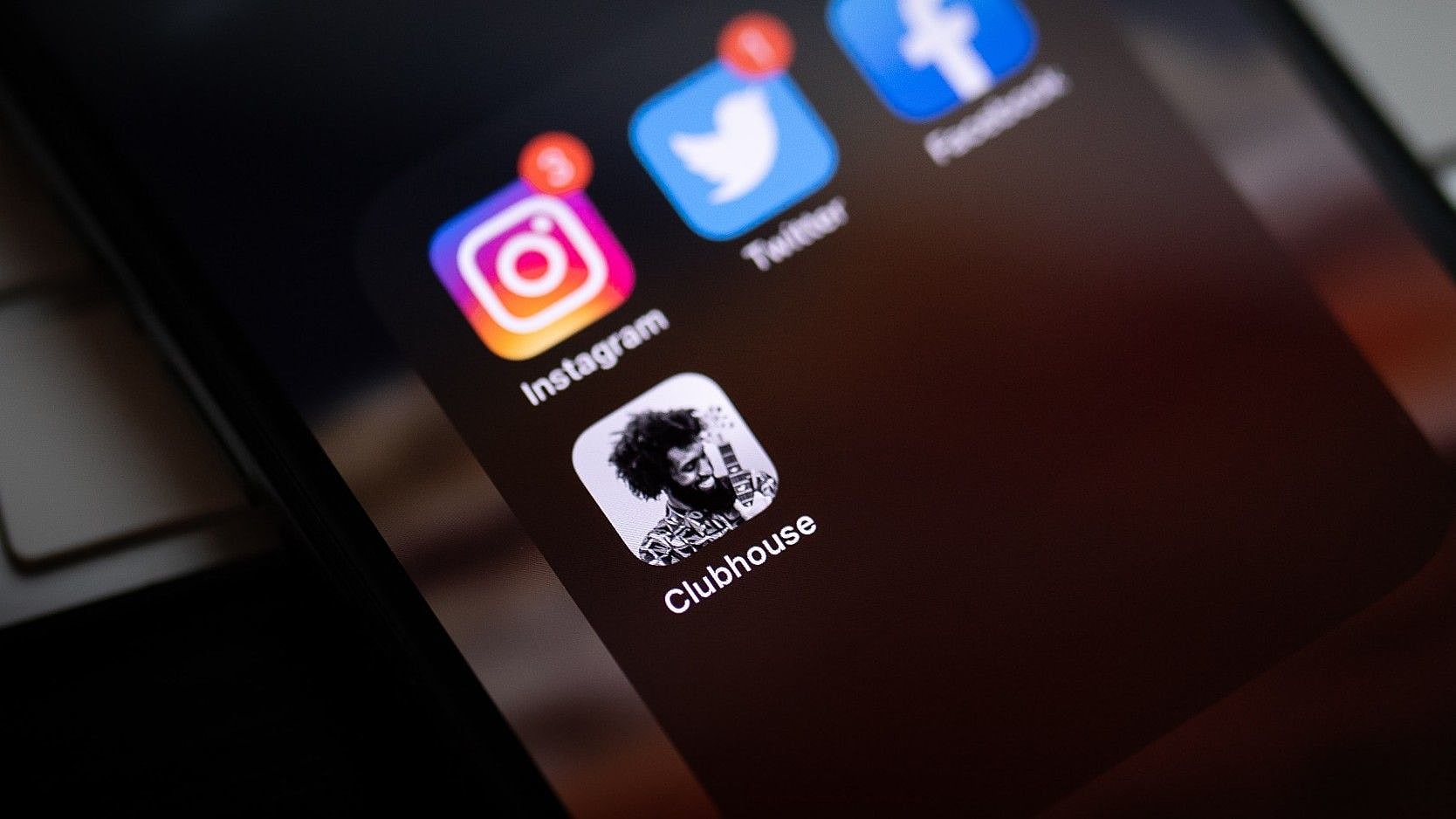 Nahaufnahme eines Smartphones mit heruntergeladenen Social-Media-Plattformen