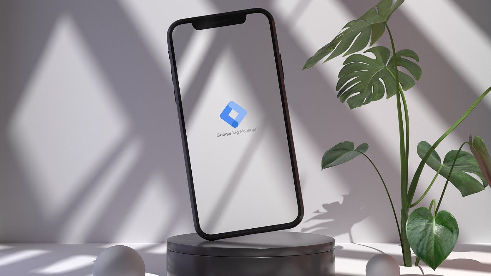 Nahaufnahme von einem Smartphone mit dem Logo vom Google Tag Manager auf dem Screen