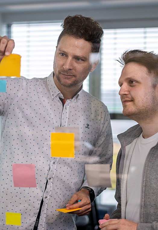Zwei Mitarbeiter von Sunlab in der strategischen Planung