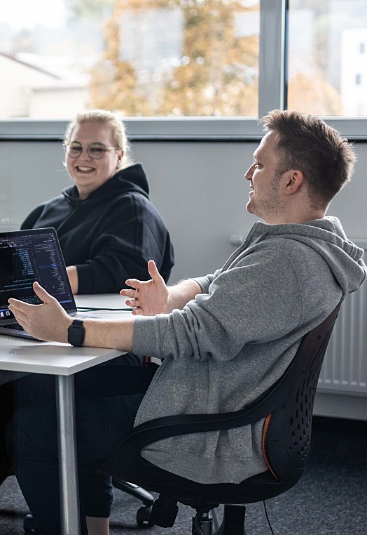 Zwei Mitarbeiter von Sunlab im Meeting