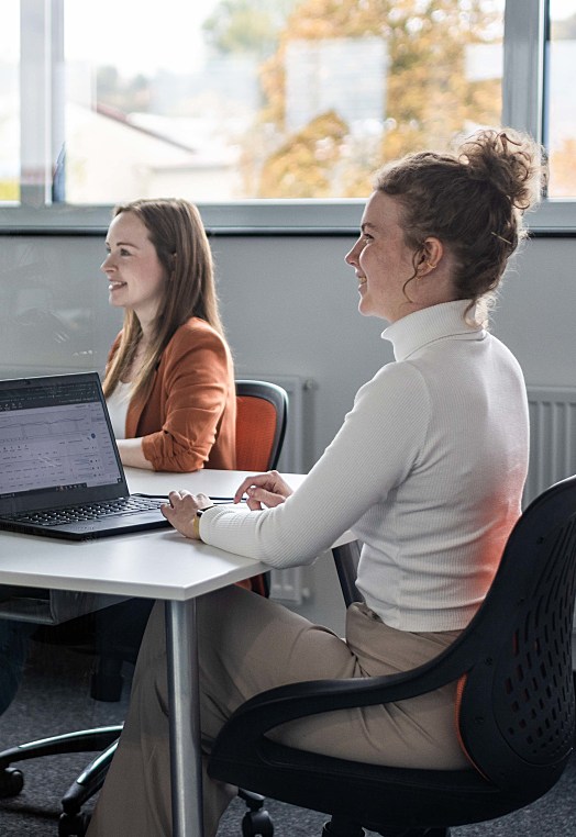 Zwei Mitarbeiterinnen von Sunlab im Meeting