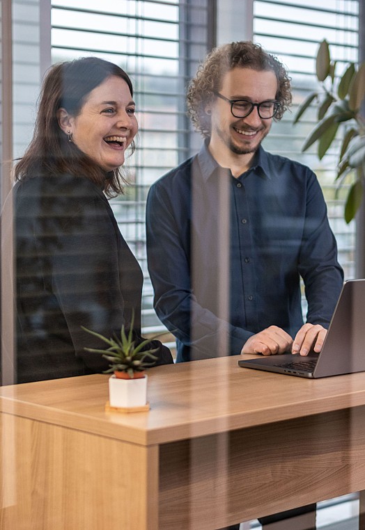 Zwei Mitarbeiter*innen von Sunlab am Stehtisch