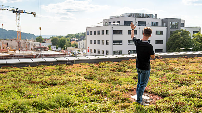 Andreas Kraus vor dem neuen Gebäude von Sunlab in der Bauphase