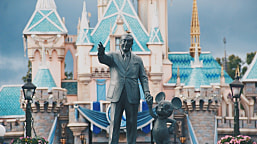 Walt Disney und Mickey Mouse vor dem Schloss im Disney World