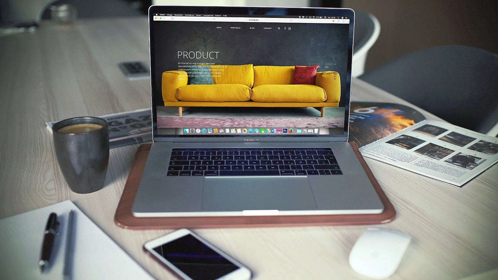 Nahaufnahme von einem Laptop mit einem im Browser geöffneten Shop