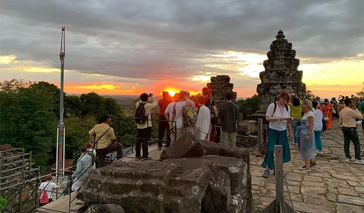 Private Angkor Temple Tour with Sunset at Phnom Bakheng 4