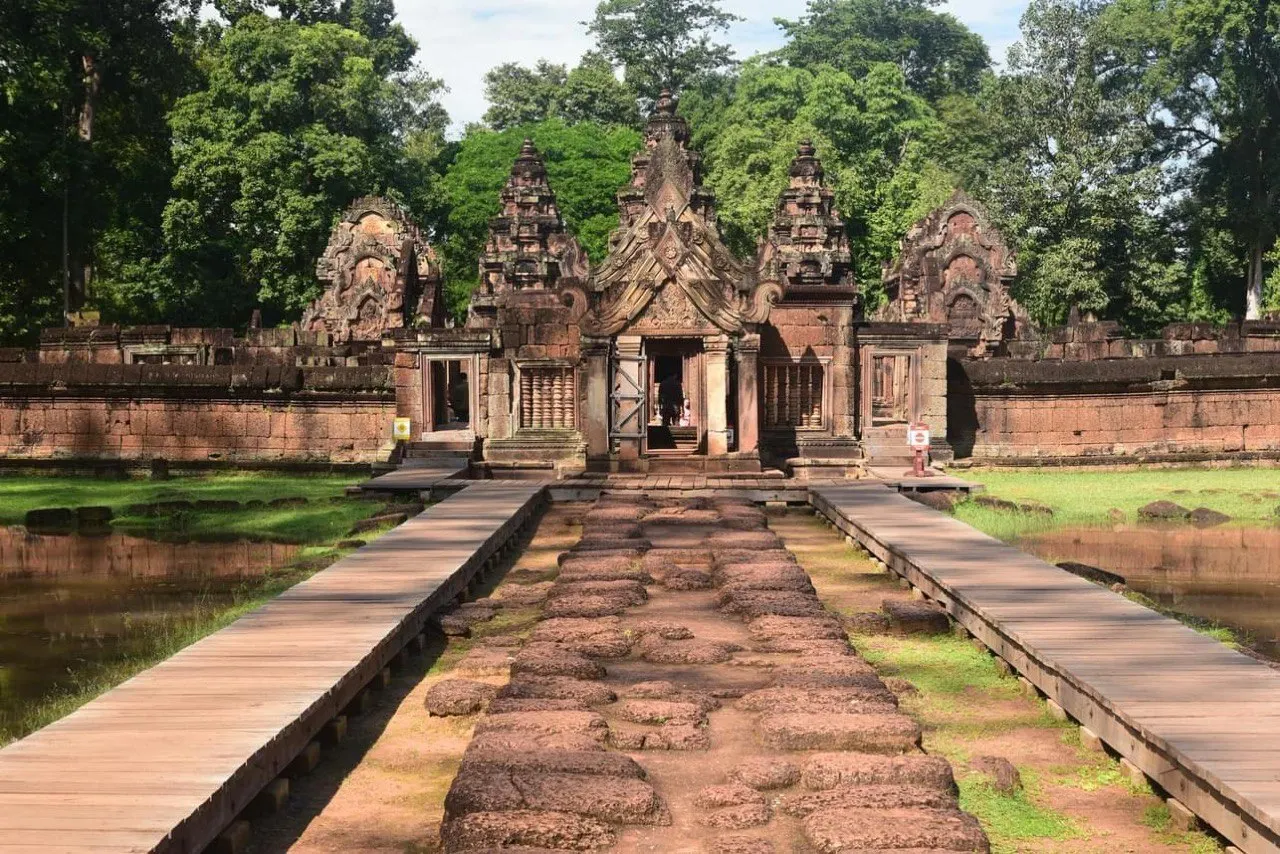 Banteay Srei Temple Tour in Siem Reap image