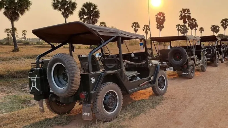 Vintage Jeep Rental with Driver in Siem Reap 2