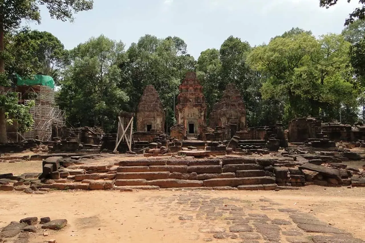 Roluos Group and Floating Village Tour in Siem Reap 3