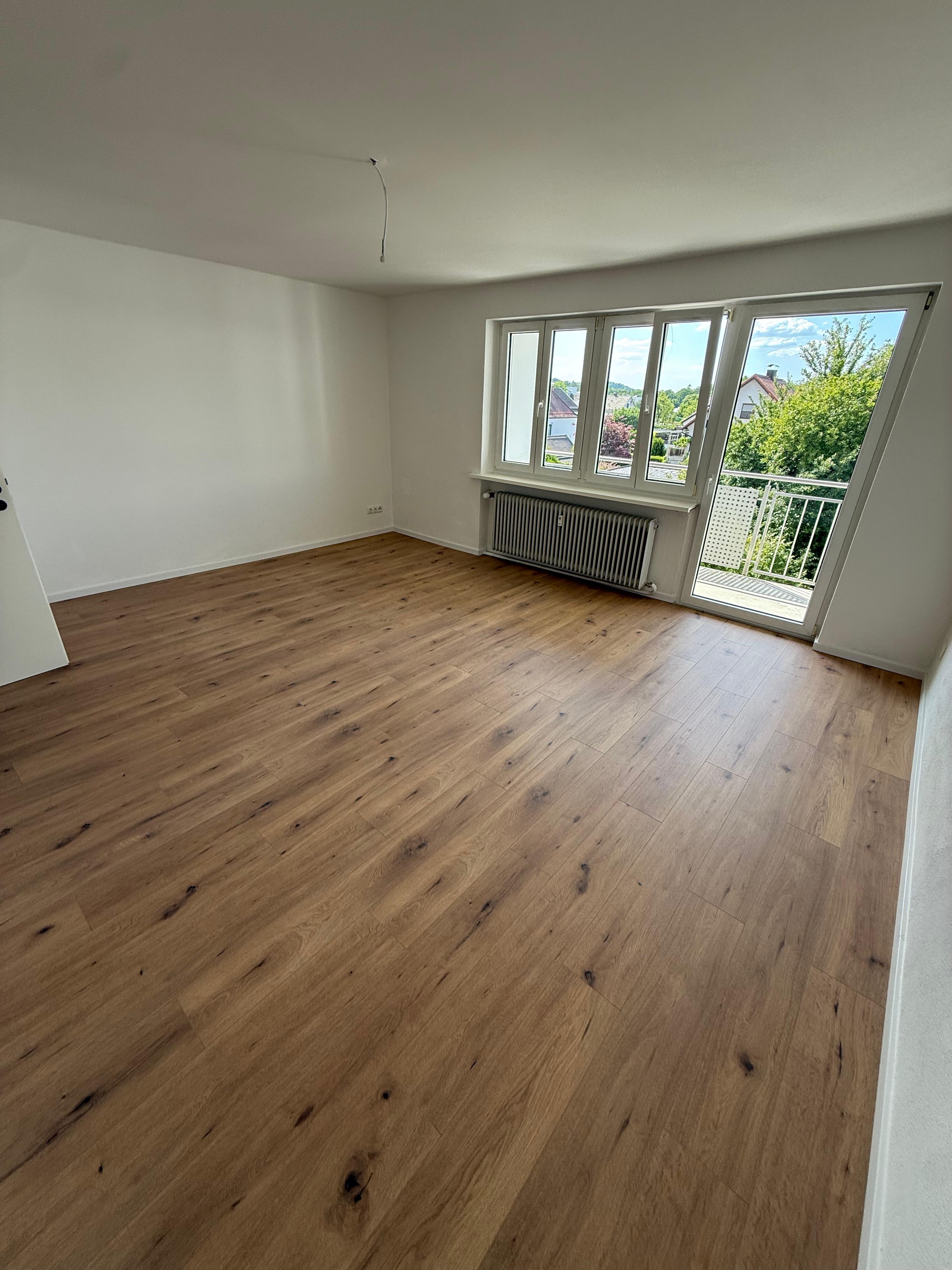 Heller Flur mit neuen Türen