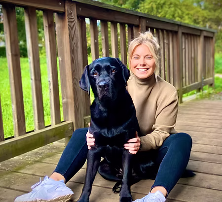 Lisa Krayl mit Therapiebegleithund Milo