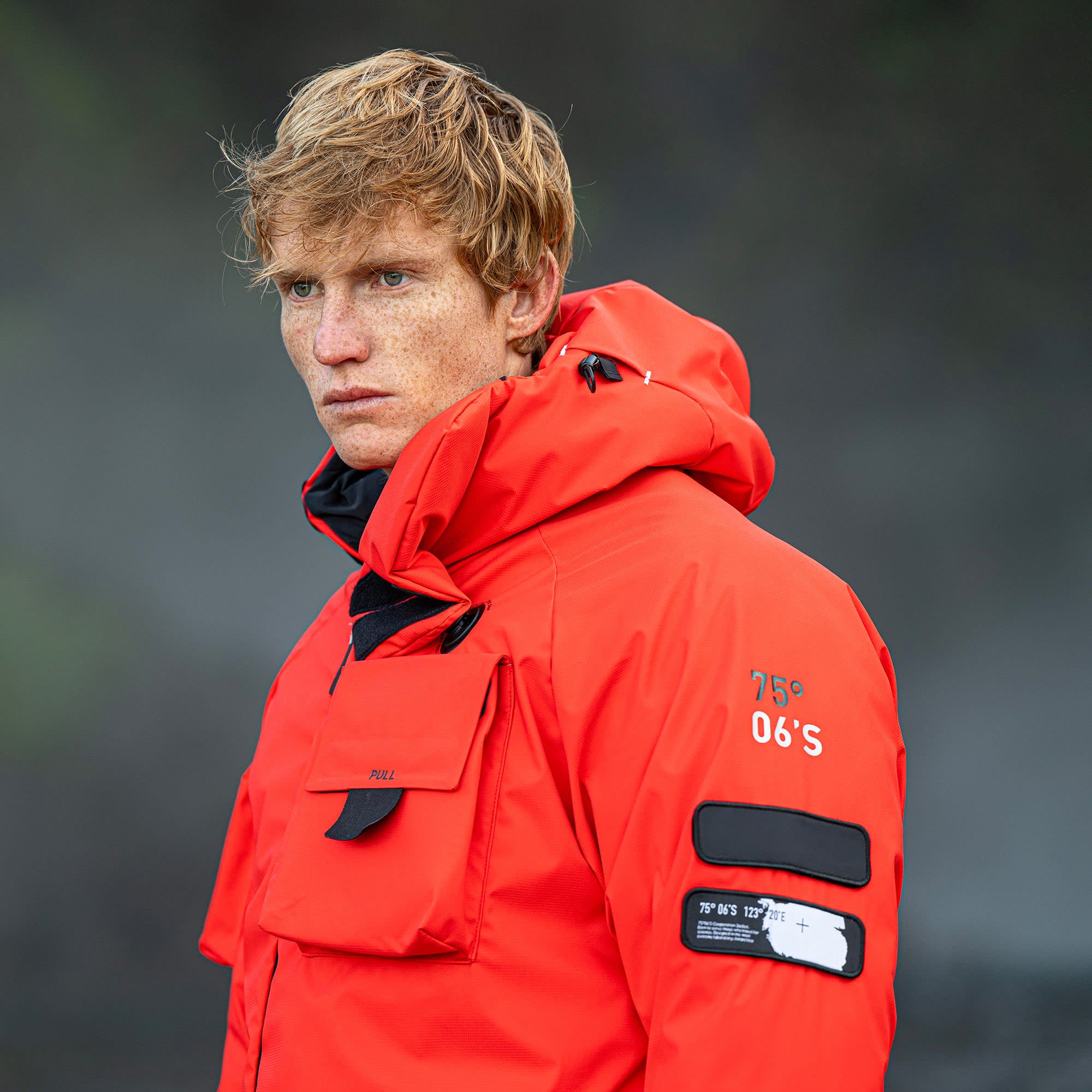 Cooperation Jacket を着用した男性