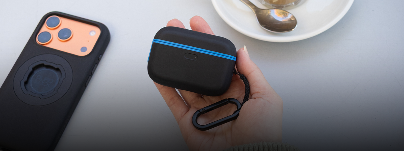 MagSafe 充電と耐衝撃性能を備えた Quad Lock 初の AirPods ケース