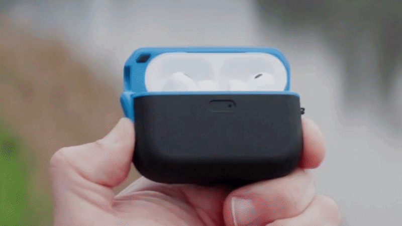 ボタンを押して片手で開閉できる Quad Lock AirPods ケースの蓋