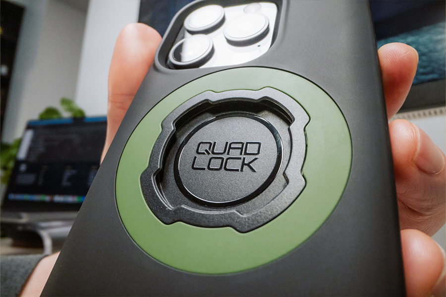 マウントに取り付けた Quad Lock MAG ケース
