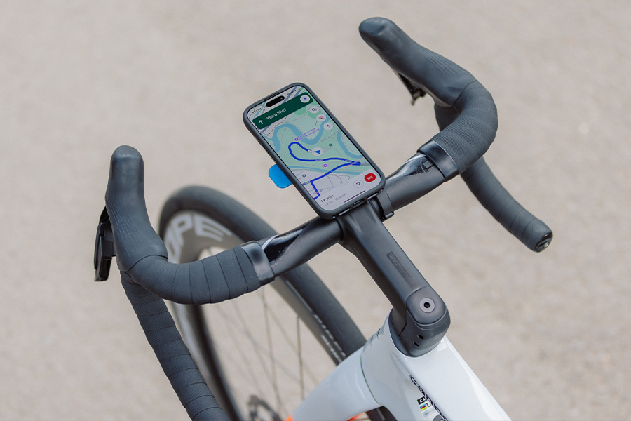 自転車のハンドルに取り付けた Quad Lock マウント