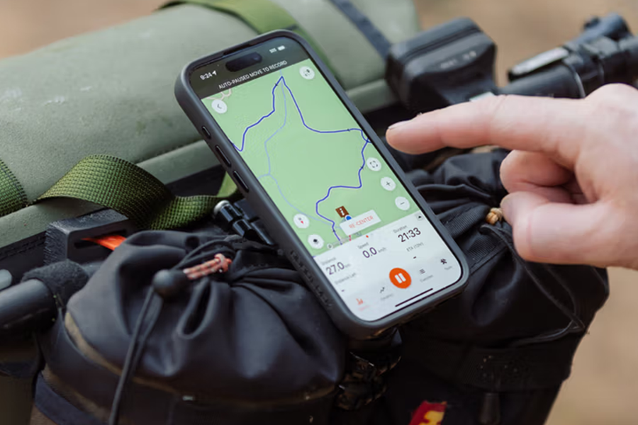 マウンテンバイクに取り付けた Quad Lock マウントとスマートフォン