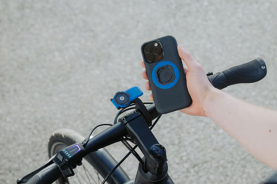 トレイルを走るマウンテンバイクと Quad Lock マウント