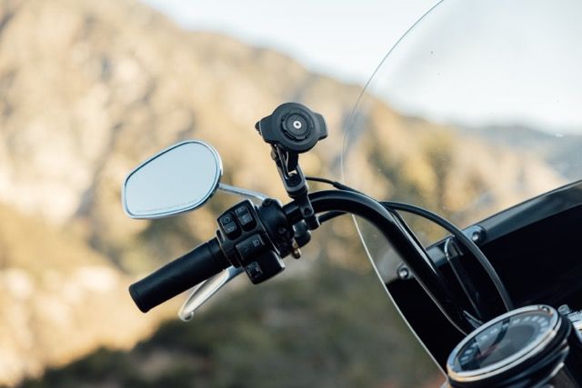 クルーザーのハンドルに取り付けた Quad Lock Handlebar Mount Pro Adjustable