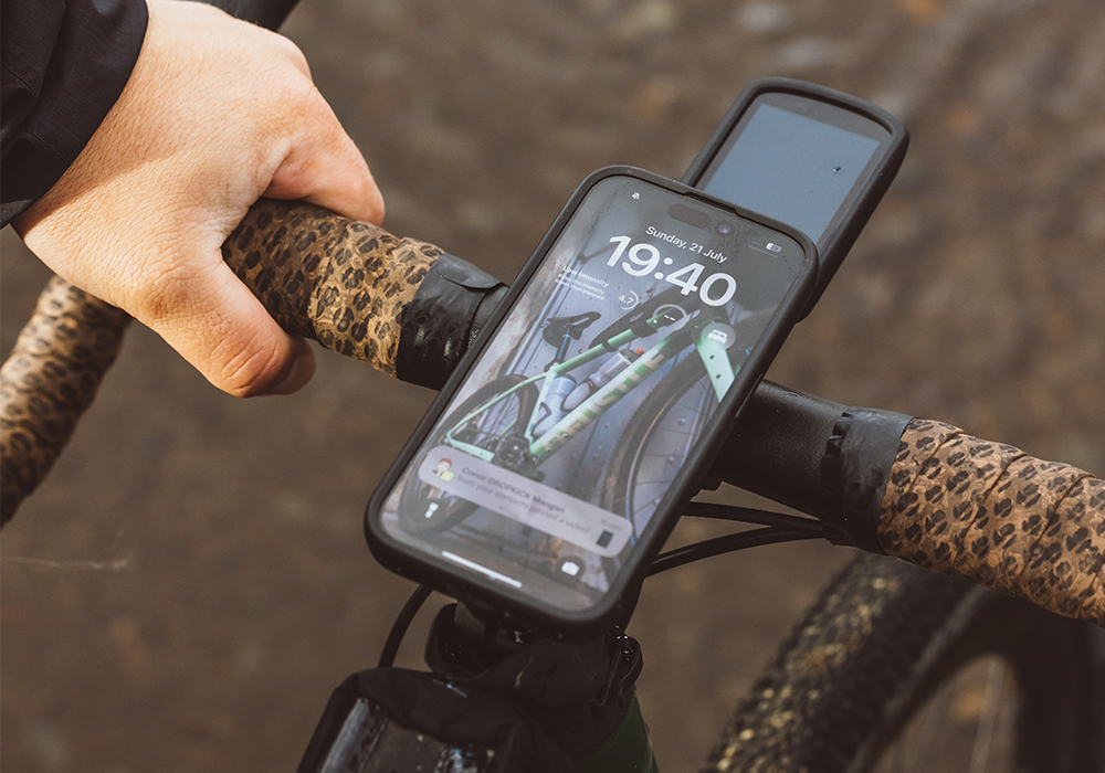 Quad Lockマウントにスマートフォンを取り付けたグラベルバイク