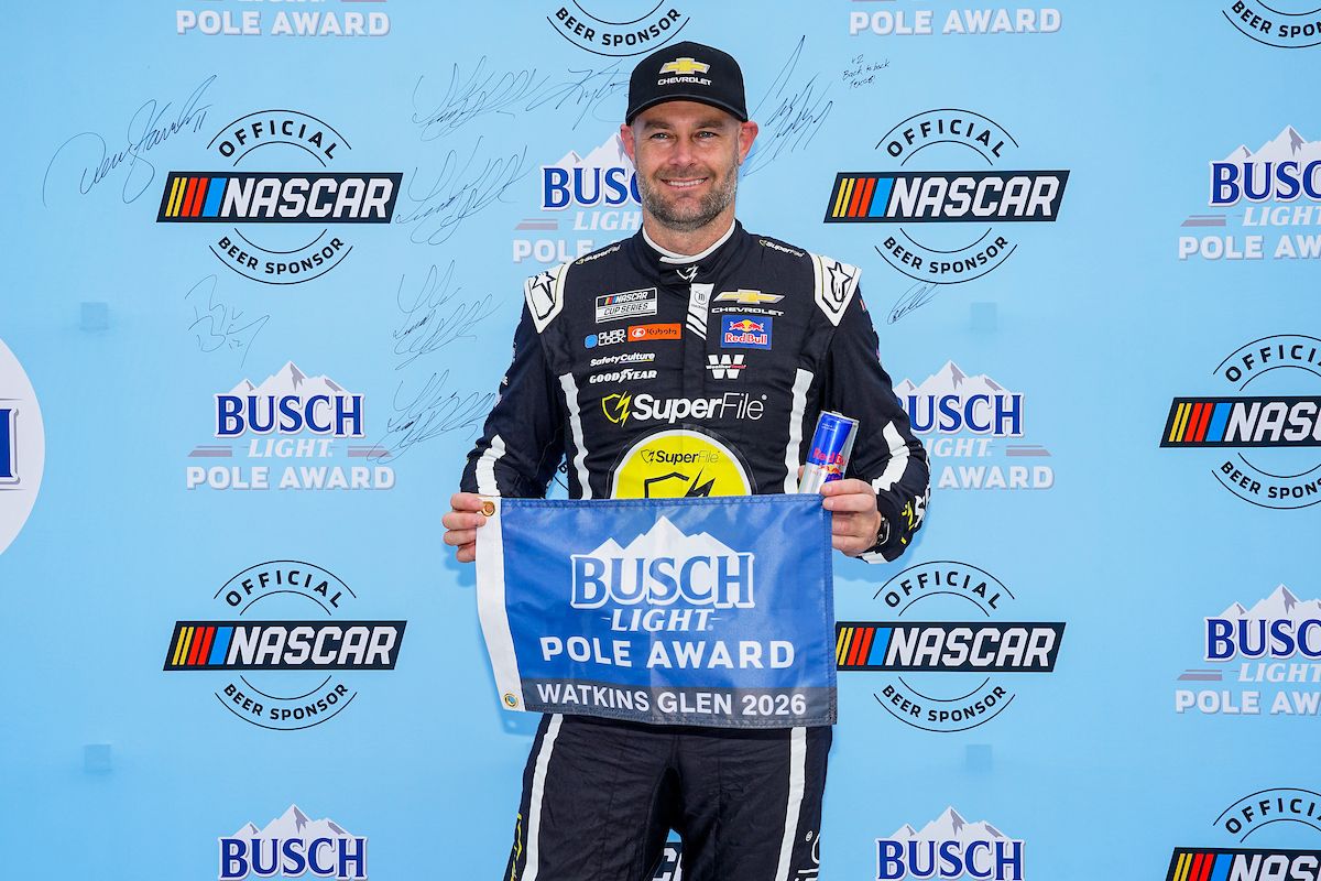 ワトキンス・グレンで追い上げるシェーン・ヴァン・ギズバーゲン