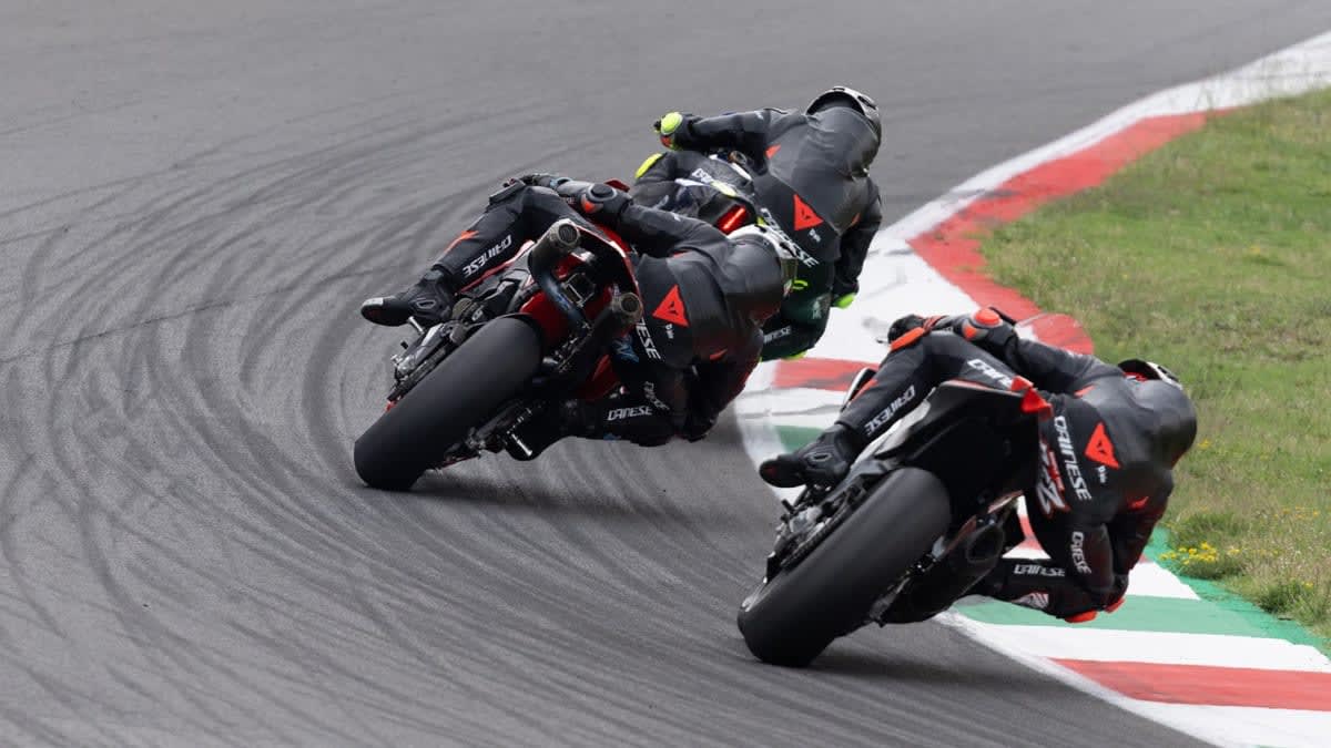 サーキットでプロテクションギアをテストするライダー