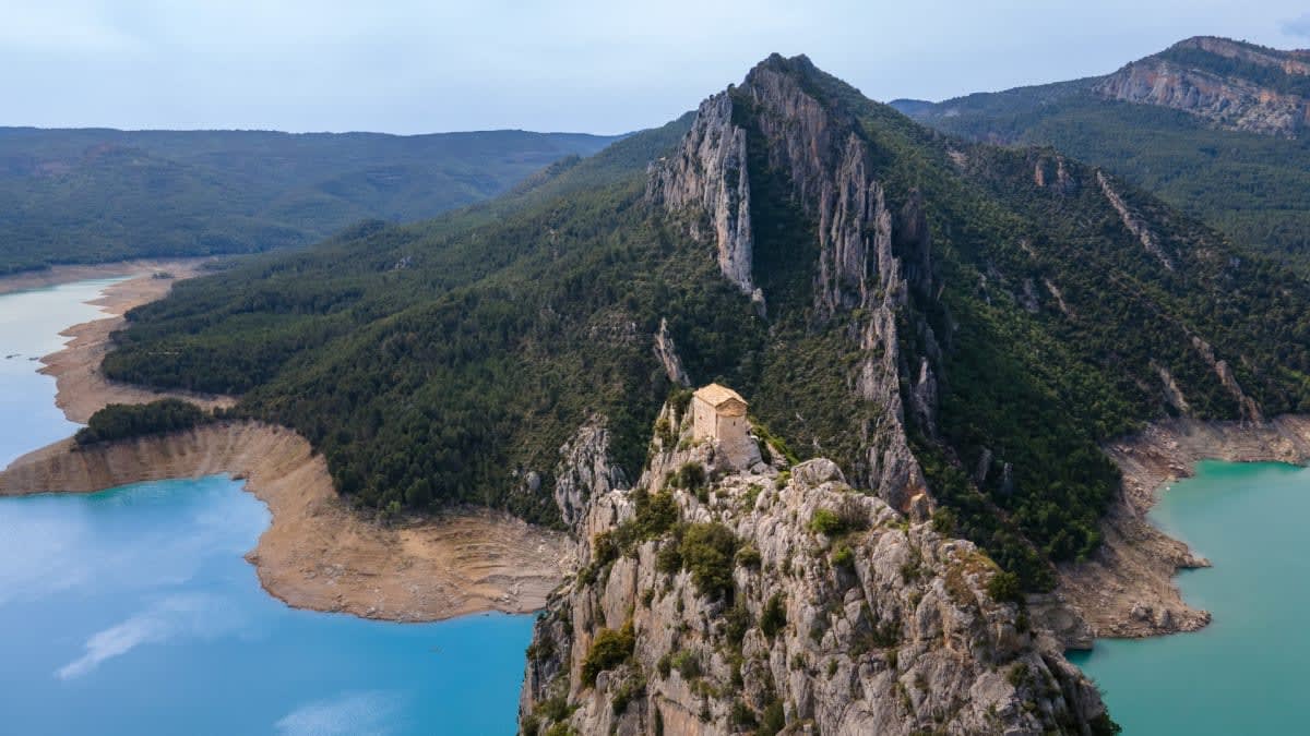 断崖に建つペルトゥーサの庵堂
