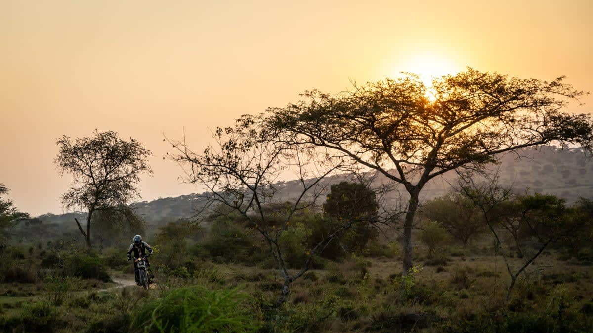 ウガンダの道を走るバイク