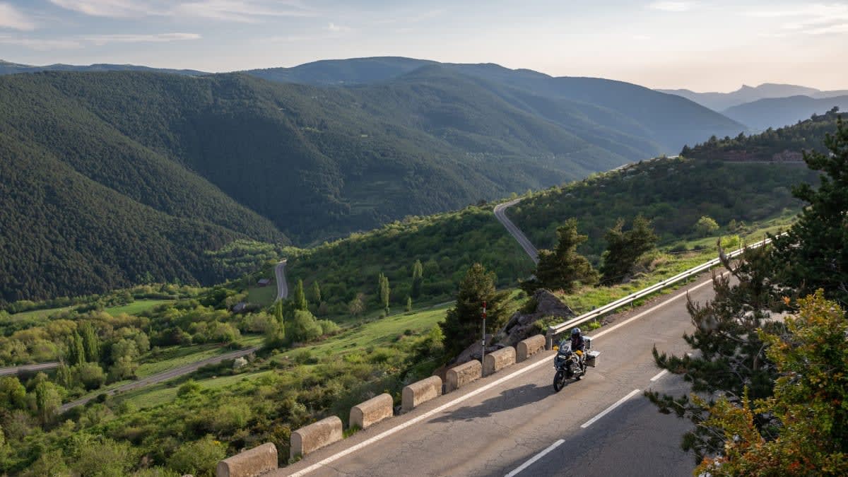 カタルーニャ高地の集落へ続く道