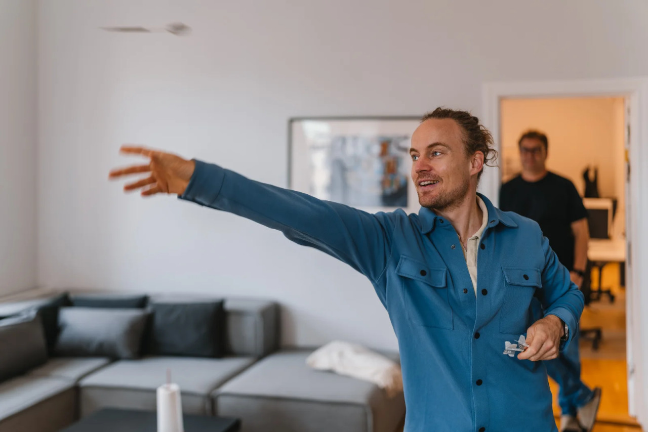 Två kollegor på Colburn arbetar tillsammans vid ett bord