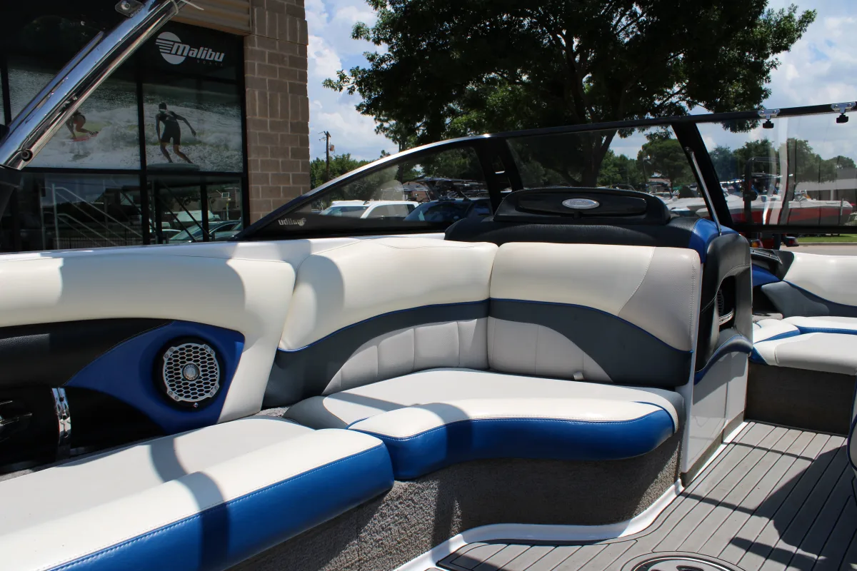 2011 Malibu 23 LSV Icon